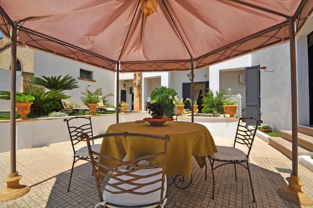 Palazzo De Donatis B&B Melissano ภายนอก รูปภาพ