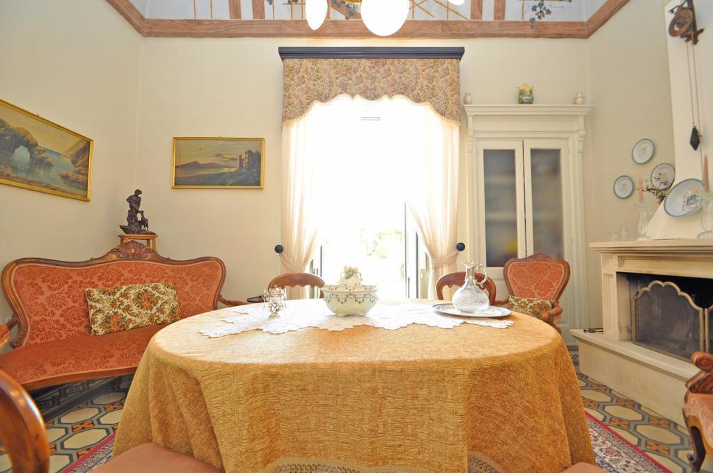 Palazzo De Donatis B&B Melissano ภายนอก รูปภาพ