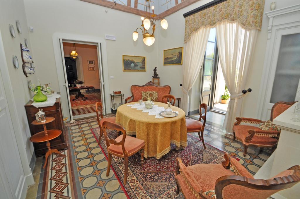 Palazzo De Donatis B&B Melissano ภายนอก รูปภาพ