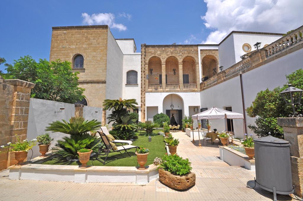 Palazzo De Donatis B&B Melissano ภายนอก รูปภาพ
