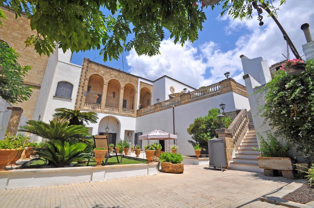 Palazzo De Donatis B&B Melissano ภายนอก รูปภาพ