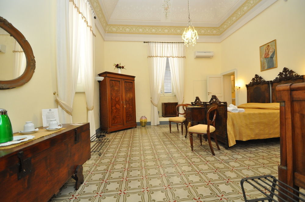 Palazzo De Donatis B&B Melissano ภายนอก รูปภาพ