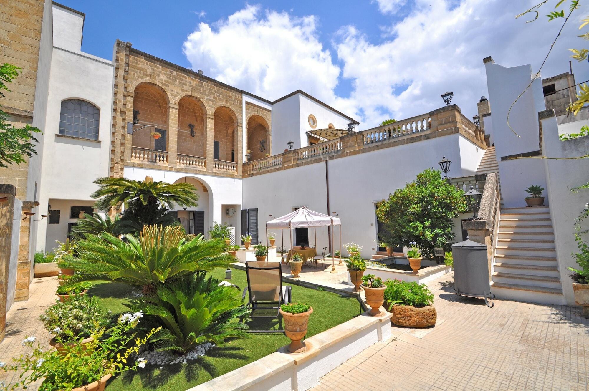 Palazzo De Donatis B&B Melissano ภายนอก รูปภาพ